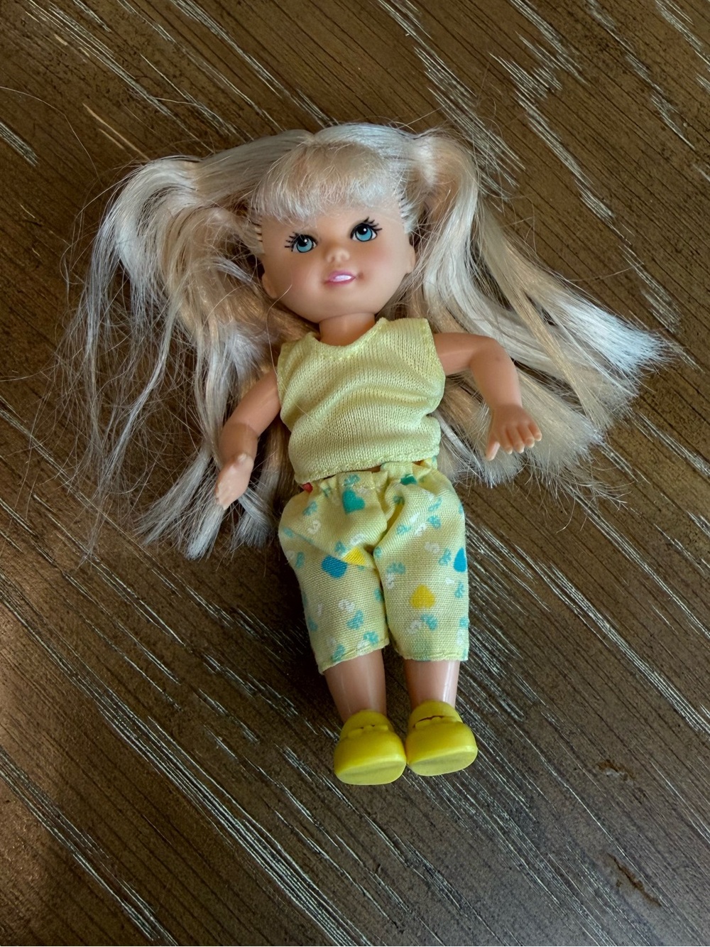 Vintage 90s small Barbie Kelly blonde hair blue eyes outfit and shoes